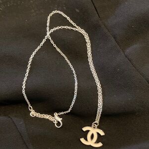 🌻CC Silver/Cream Pendant Necklace